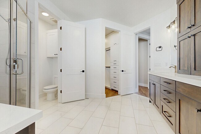 Building Photo - High-End Spacious 4 Bedroom Home in Desirable Highland with Private Backyard and Finished Basement