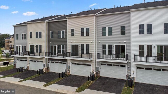 Building Photo - 42104 Picasso Sq