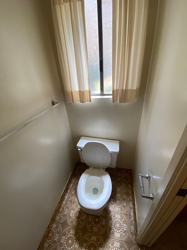 Building Photo - 2 Bedroom Condo in Gated Community!