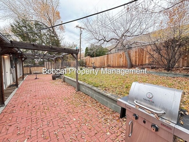 Building Photo - 708 Highland St