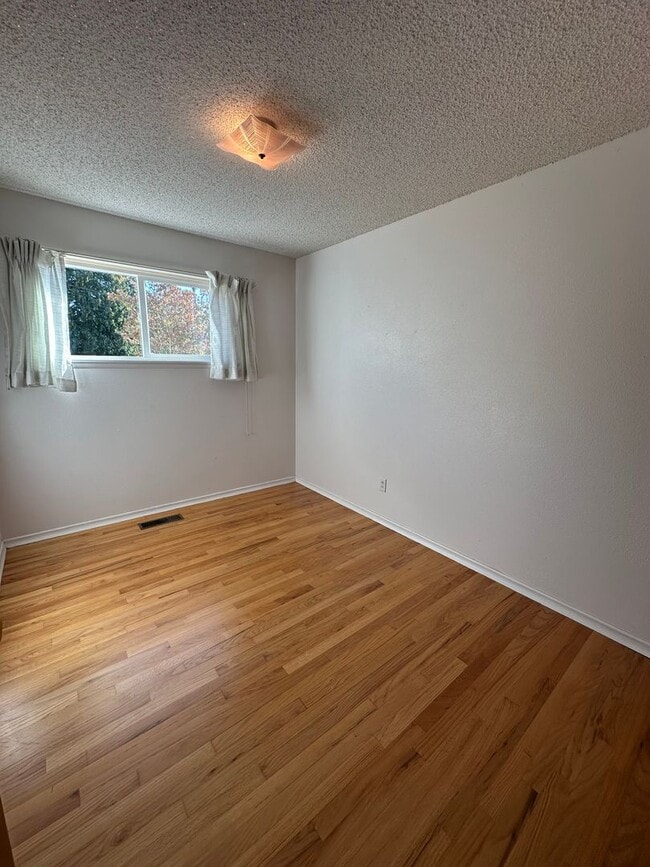 Building Photo - 3 Bedroom 1 bathroom home in Mukilteo