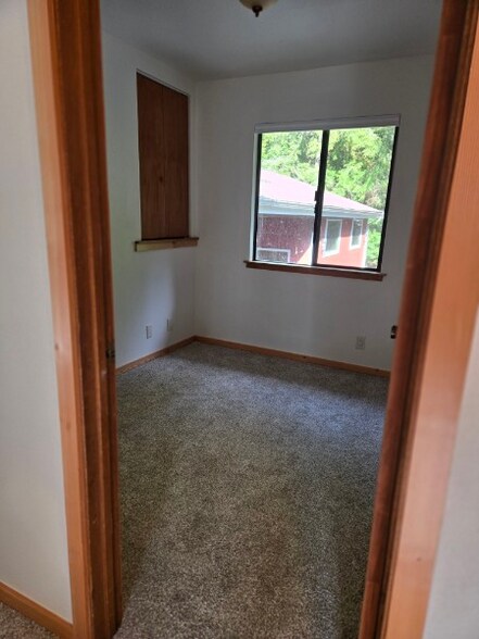 Small Upstairs Room - Office or Nursery - 26147 Port Gamble Rd NE