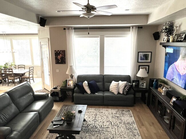 Building Photo - Beautiful custom built home with 4 bed 3.5...