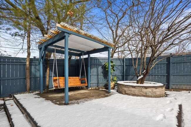 Building Photo - 330 Cambridge St