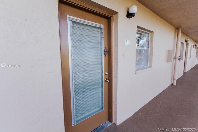 Building Photo - 300 NE 26th Ave