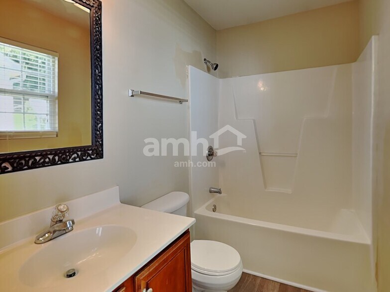 Building Photo - 1860 Oakhurst Park Ln