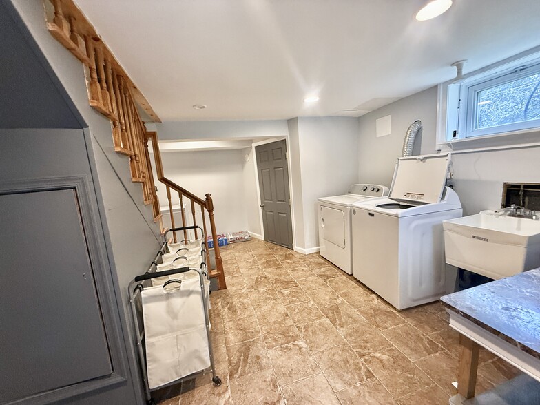 Building Photo - 2712 James Dr