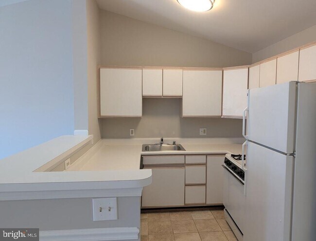 Building Photo - 673 Constellation Square SE