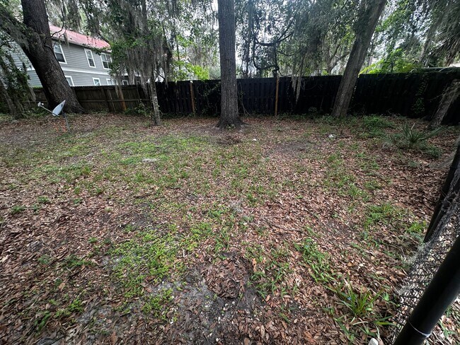 Building Photo - Spacious 2/2 Close to UF