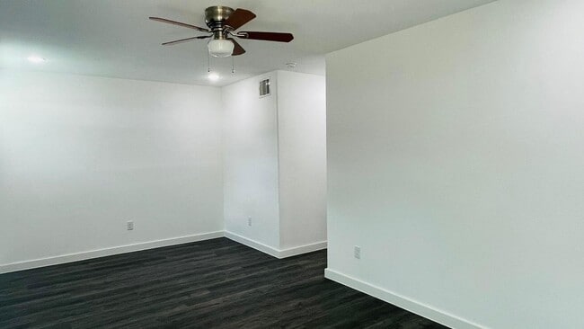 Building Photo - ? Stunning 3-Bed Luxury Home with Garage &...