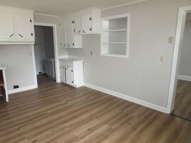 Building Photo - Freshly Updated 3 Bedroom Home
