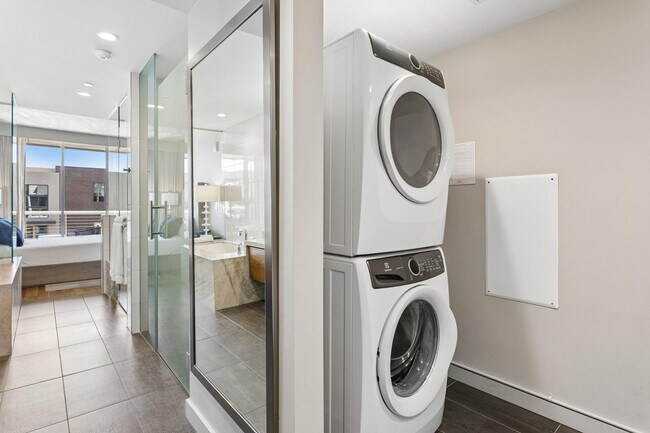 Building Photo - 5455 E Lincoln Dr