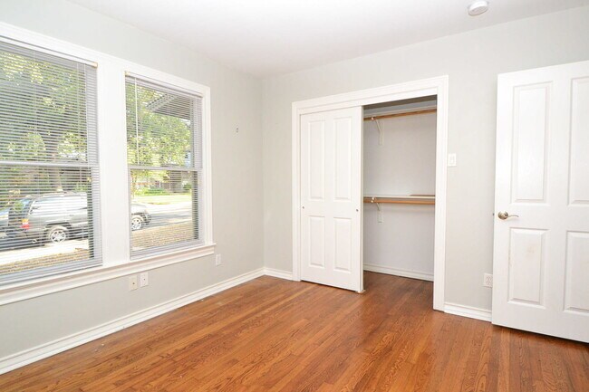 Building Photo - 2 Bedroom off Lake Austin Blvd!
