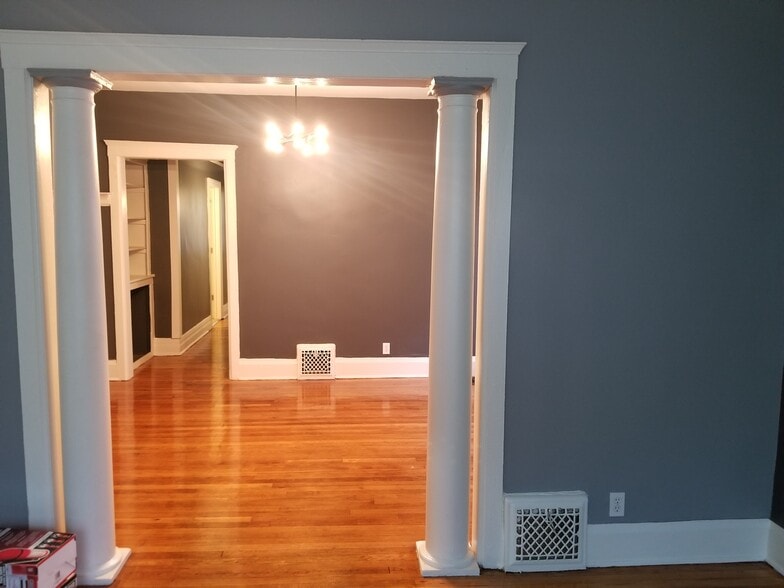 Building Photo - 865 Pingree St