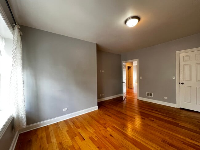 Building Photo - 2707 W Glenlake Ave