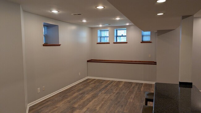 Building Photo - 429 E 45th Pl