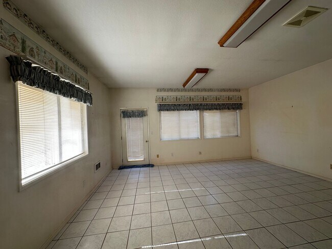 Building Photo - 5842 Henley Rd