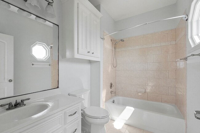 Building Photo - Waterfront Living at Its Best – For Rent o...