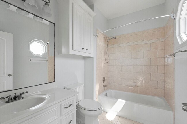 Building Photo - Waterfront Living at Its Best – For Rent on Tiki Island