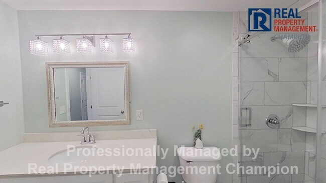 Building Photo - Furnished and Updated 4 BD/2.5 BA Home wit...