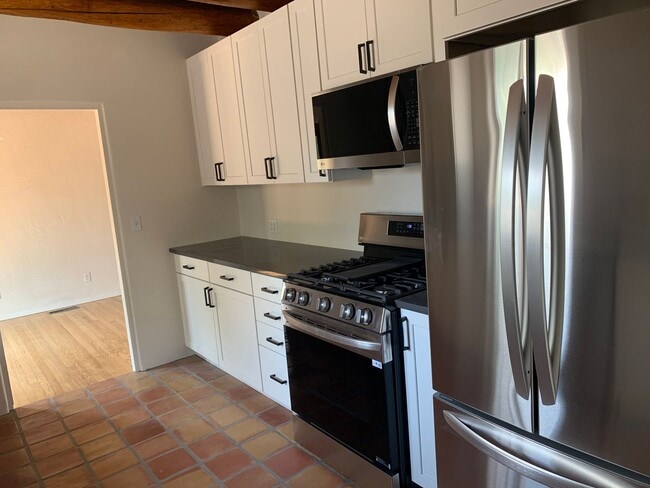 Building Photo - Renovated Santa Fe Home!!