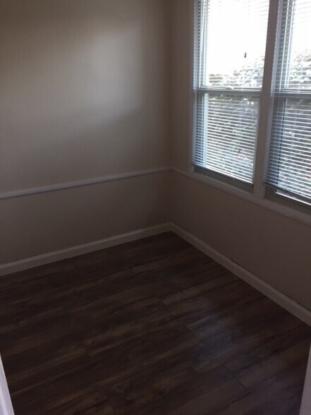 Building Photo - 21st