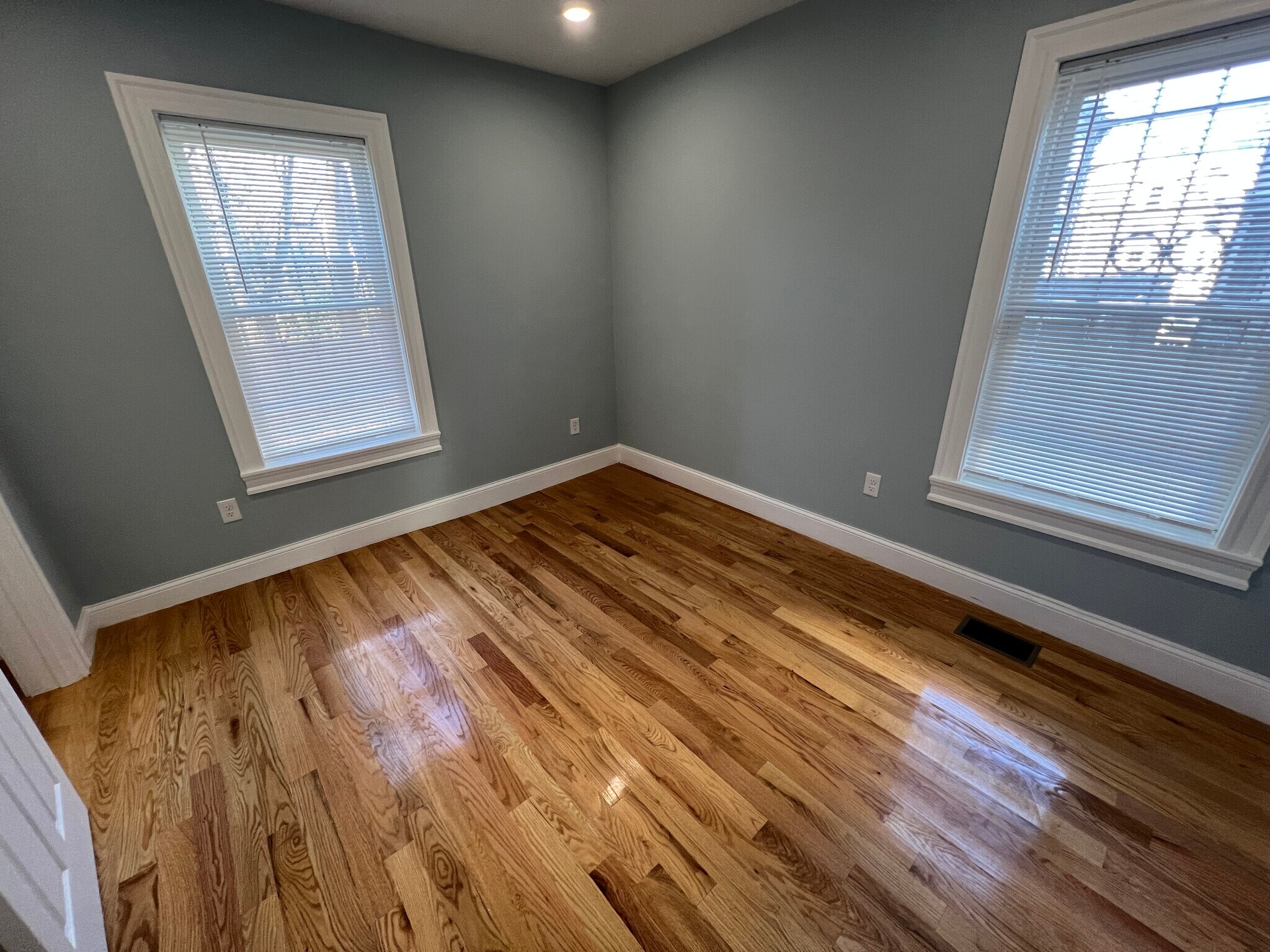 Building Photo - 132 1/2 Oxford St