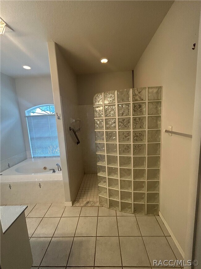 Building Photo - 2675 N Canterbury Lake Dr