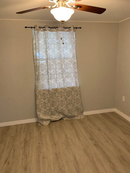 Building Photo - 1116 17th St W