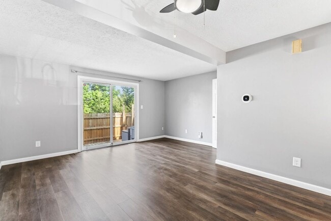 Building Photo - Special Offer – One Week Free Rent!