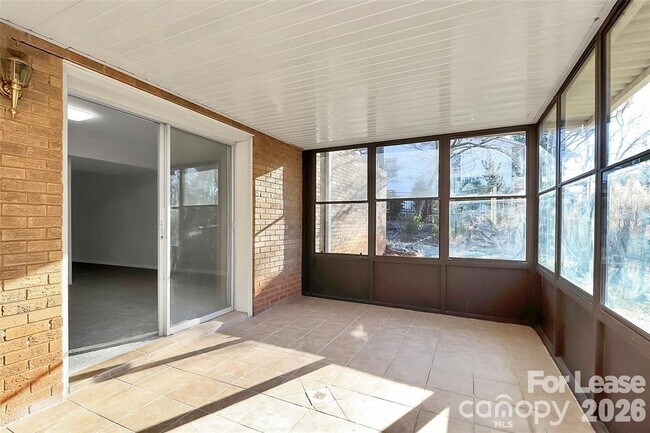Building Photo - 526 Julia Ave