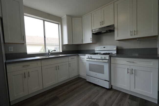 Building Photo - 440 RAYVON