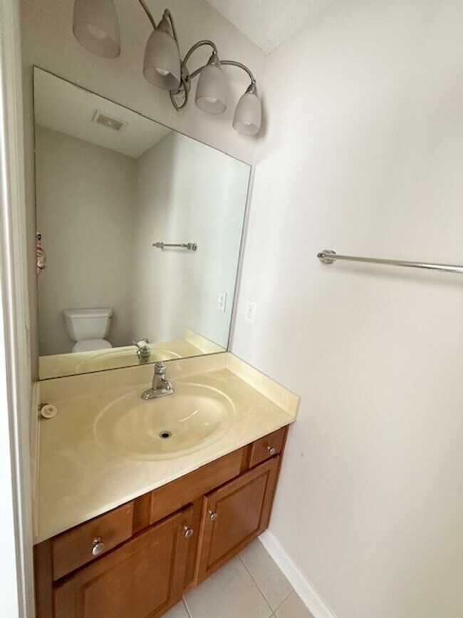 Building Photo - Spacious and well-appointed 4-bedroom, 3.5...