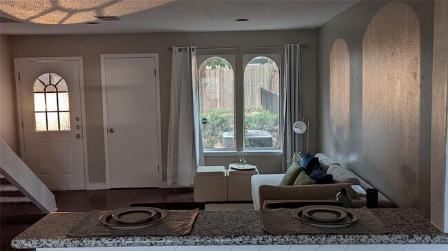 Building Photo - 7409 Shadow Hill Dr
