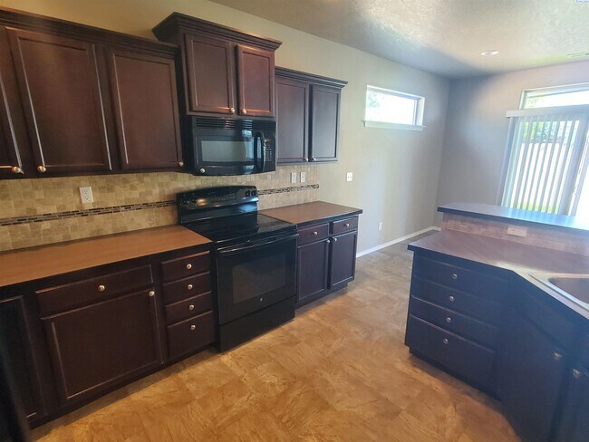 Building Photo - For rent West Kennewick