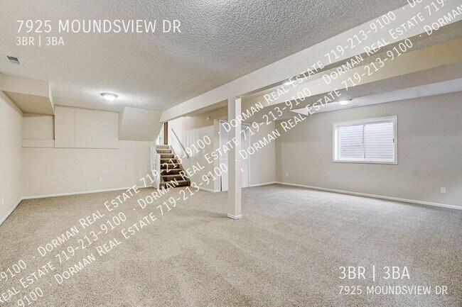 Building Photo - Huge Sunroom with Tons of Natural Light!
