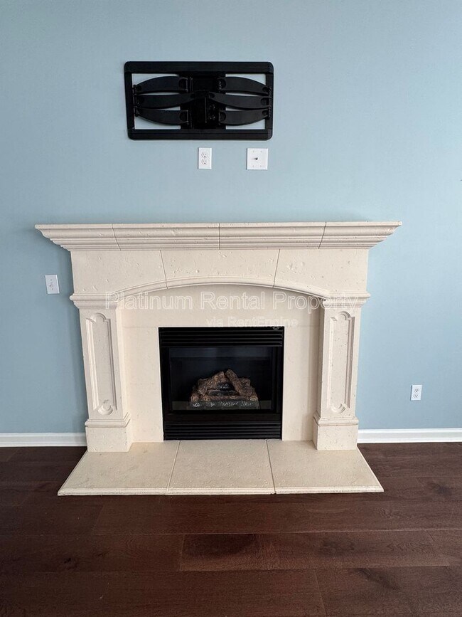 Building Photo - 211 Creek Side Pass