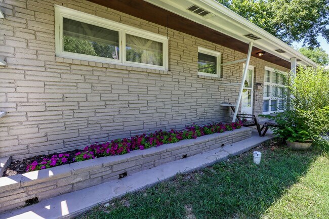 Building Photo - Immaculate Centrally located home!