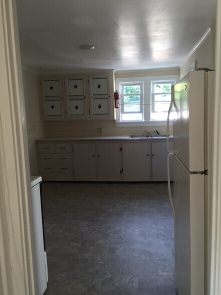 big kitchen - 62 W Spring St
