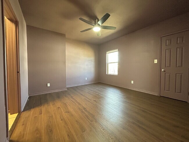 Building Photo - Indulge in the charm and comfort of a cozy, inviting home!