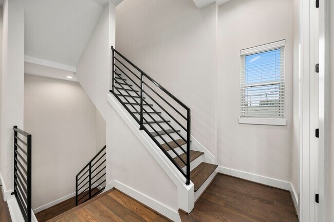 Building Photo - 326 Eastwood St
