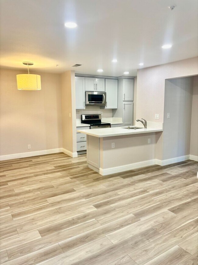 Building Photo - Walnut Creek 2 bed 2 bath gorgeous end unit on the first floor with garage!