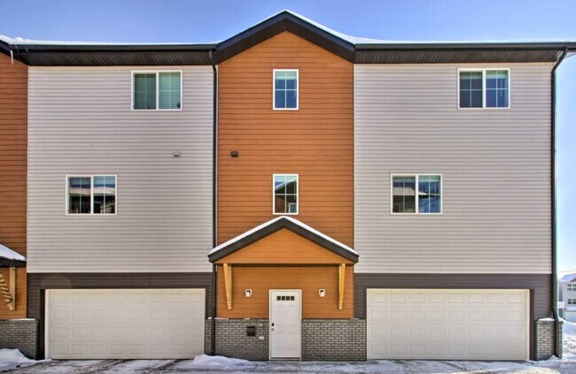 Building Photo - 711 10th Ave N