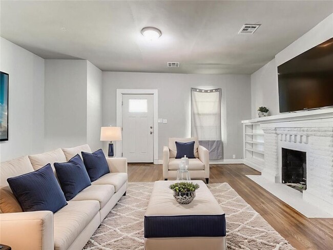 Building Photo - Charming Updated Bungalow in the Heart of Shawnee!