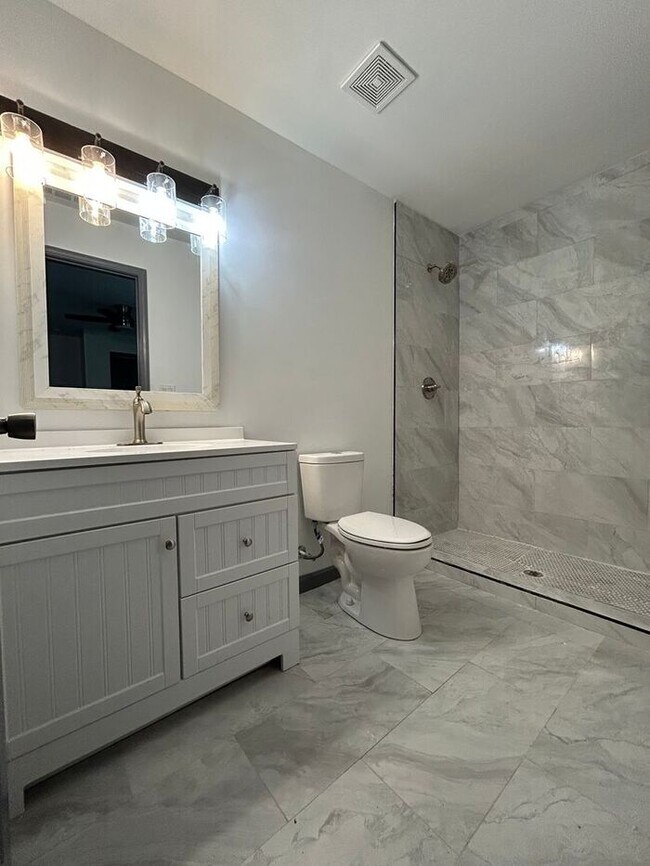 Building Photo - Oakland City 3 Bed/2 Bath, Beautifully Remodeled with Lovely Chefs Kitchen!