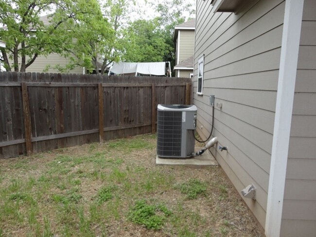 Building Photo - Nice 4 bedroom house close to down town!