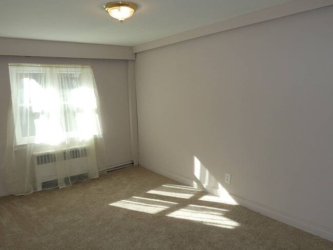 Building Photo - "Spacious 3-Bedroom Gem with Granite Accen...
