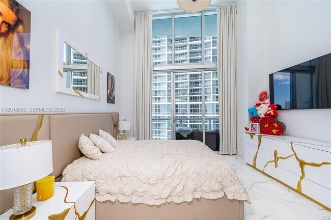 Building Photo - 475 Brickell Ave