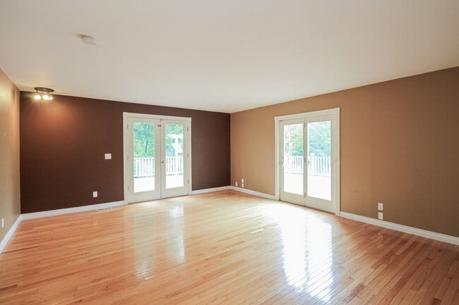 Building Photo - Move in Special! Ravensdale 3 Story,on shy...