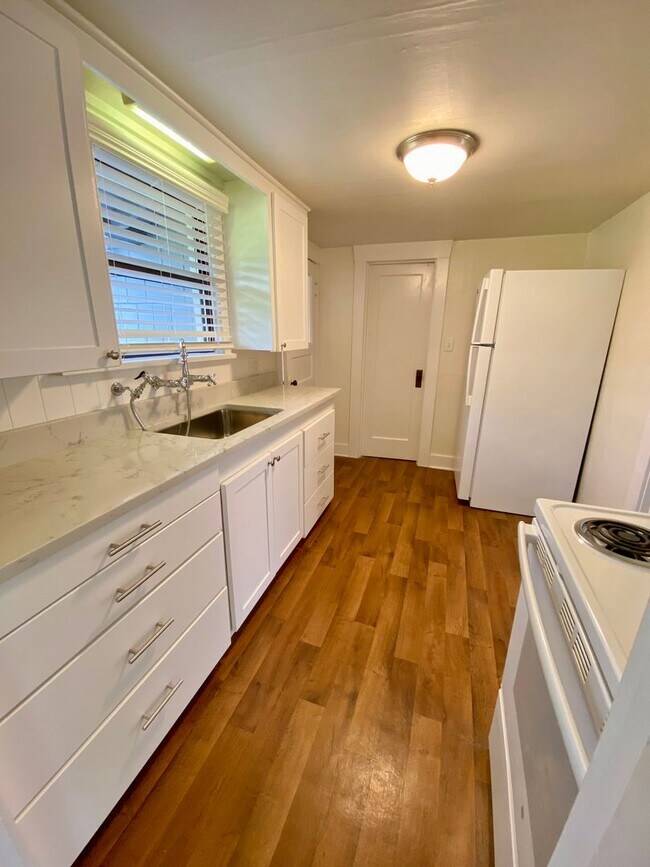 Building Photo - D&B Homes